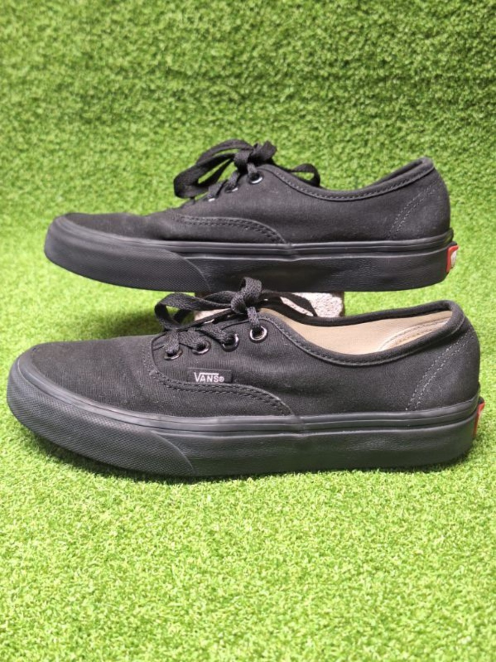 Vans Black and Cream Low Top Sneaker Interior View sz 4 (m) 5.5 (w)